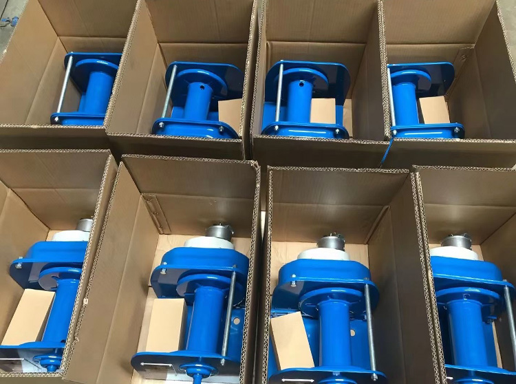 Heavy duty self locking hand winches